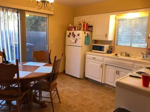 605 E Willow Ct, Tulare, CA 93274 photo 6