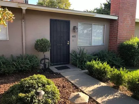 605 E Willow Ct, Tulare, CA 93274 photo 2