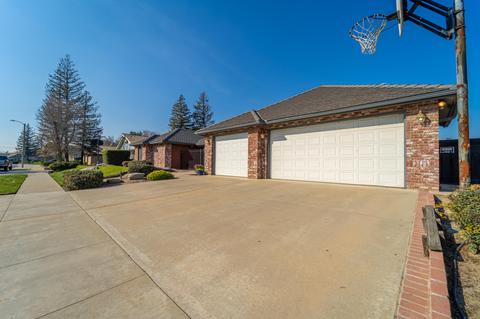 1324 E Thompson Ave, Tulare, CA 93274 photo 6