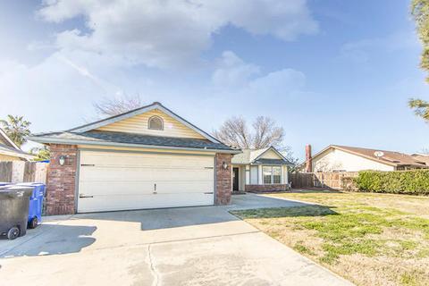 1375 Pine Dr, Lemoore, CA 93245 photo 2