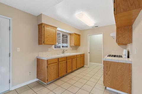 429 E Oakridge Ct, Visalia, CA 93291 photo 13