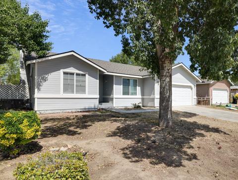 1922 E Douglas Ave, Visalia, CA 93292 photo 1