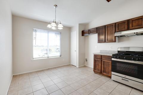 1922 E Douglas Ave, Visalia, CA 93292 photo 11