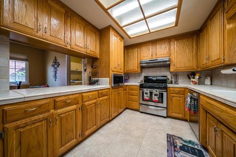 884 Cedar Ln, Lemoore, CA 93245 photo 9