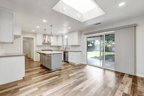 2111 E Iris Ave, Visalia, CA 93292 photo 8