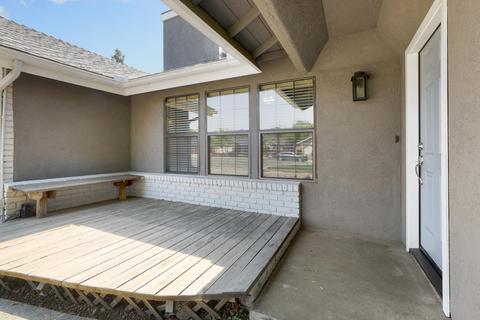 2111 E Iris Ave, Visalia, CA 93292 photo 4