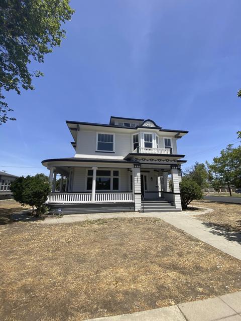 130 E 11th St, Hanford, CA 93230 photo 1