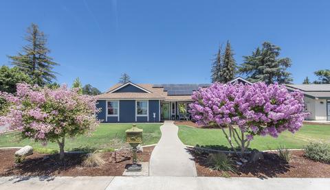 2400 E Hillcrest Ct, Visalia, CA 93292 photo 1