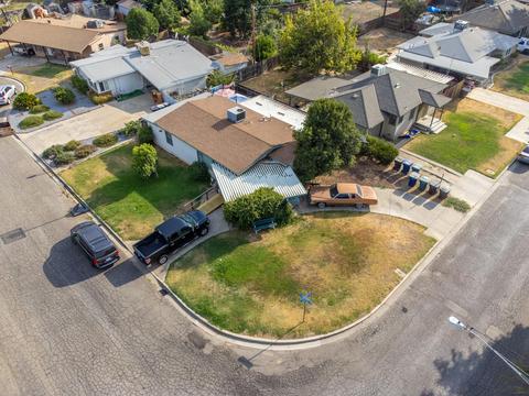 70 Olympic Ct, Tulare, CA 93274 photo 2