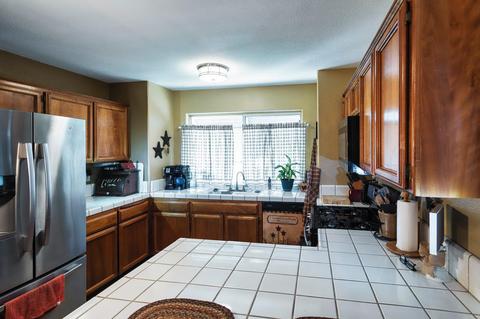 1438 Echo Ln, Hanford, CA 93230 photo 4