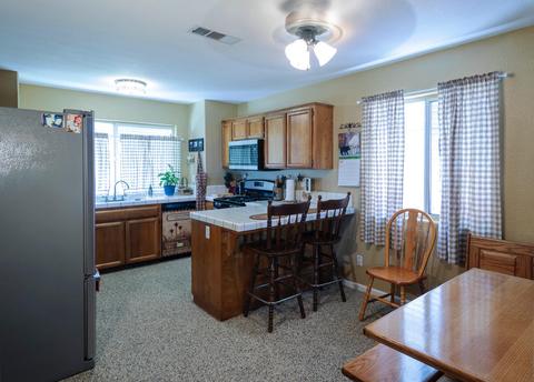 1438 Echo Ln, Hanford, CA 93230 photo 3