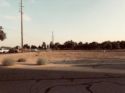 2835 E Paradise Ave, Visalia, CA 93292 photo 2