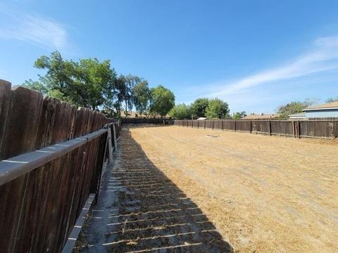 715 E Laurel Ave, Visalia, CA 93292 photo 4