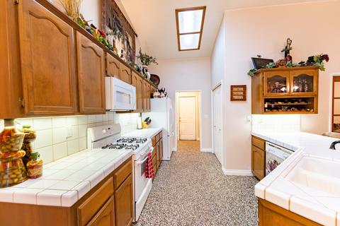 689 Crescent Ln, Lemoore, CA 93245 photo 9