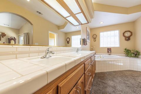 1343 E Laura Ct, Visalia, CA 93292 photo 23