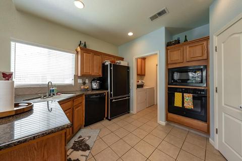 1010 Prosperity Dr, Lemoore, CA 93245 photo 9