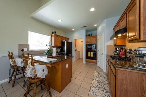 1010 Prosperity Dr, Lemoore, CA 93245 photo 8