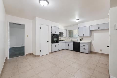 807 E Kaweah Ave, Visalia, CA 93292 photo 7