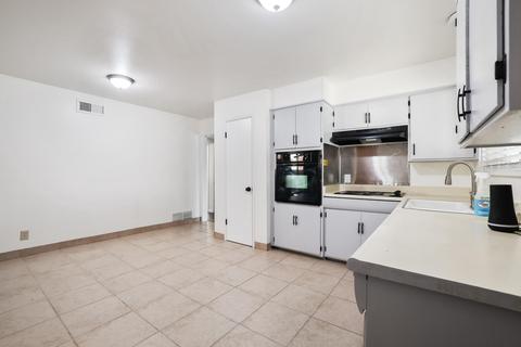 807 E Kaweah Ave, Visalia, CA 93292 photo 9