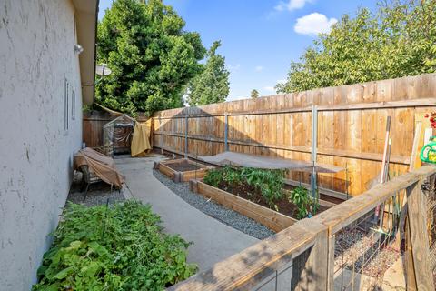 1127 W Cherry Ct, Visalia, CA 93277 photo 41