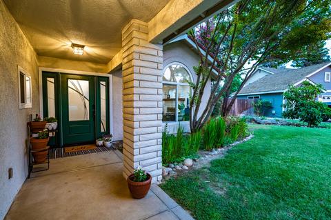 1638 S Exeter Ct, Visalia, CA 93292 photo 2