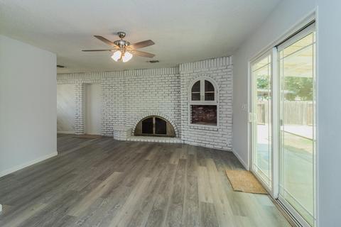 1055 Laurel Ln, Lemoore, CA 93245 photo 3