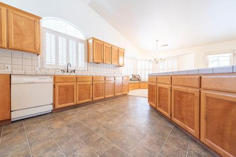 2304 E Center Ct, Visalia, CA 93292 photo 9
