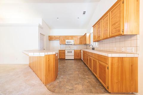 2304 E Center Ct, Visalia, CA 93292 photo 7