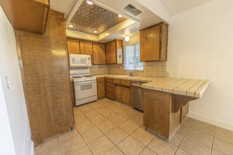 938 Murphy Dr, Lemoore, CA 93245 photo 9