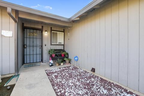 1425 E Cypress Ave, Tulare, CA 93274 photo 2