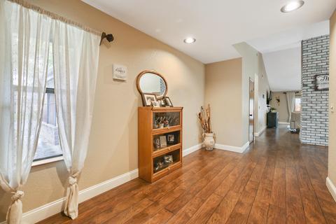 1908 S Stevenson Ct, Visalia, CA 93277 photo 4