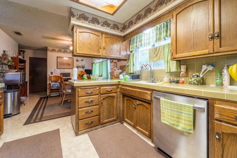 240 E Berkeley Ave, Tulare, CA 93274 photo 13