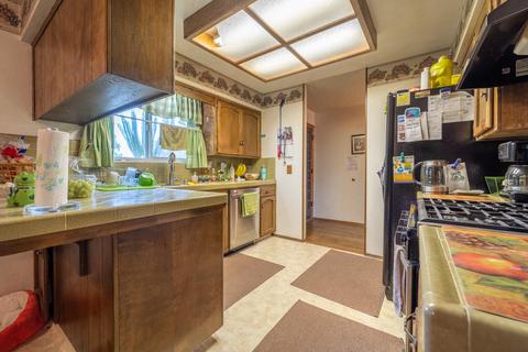 240 E Berkeley Ave, Tulare, CA 93274 photo 15