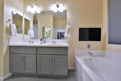 652 Daphne Ln, Lemoore, CA 93245 photo 41