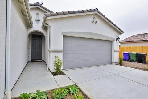 652 Daphne Ln, Lemoore, CA 93245 photo 4