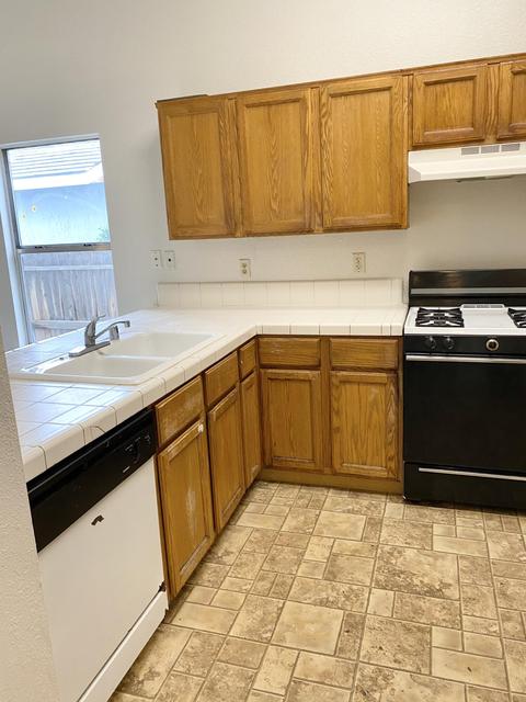 1911 E Pershing Ave, Visalia, CA 93292 photo 2