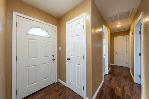 560 Lombardy Ln, Lemoore, CA 93245 photo 4