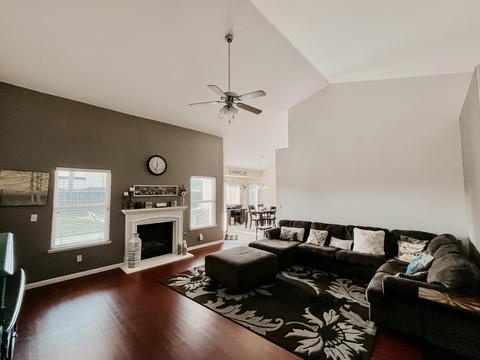 1113 Avalon Dr, Lemoore, CA 93245 photo 2