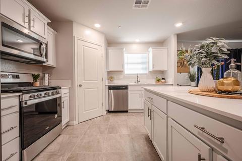 905 E Cameron Ave, Visalia, CA 93292 photo 4