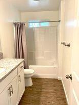 607 W Walnut Ave, Visalia, CA 93277 photo 15