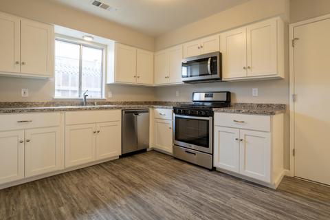 1230 E Myrtle St, Hanford, CA 93230 photo 3