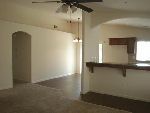 1127 E Vine Ct, Visalia, CA 93292 photo 4