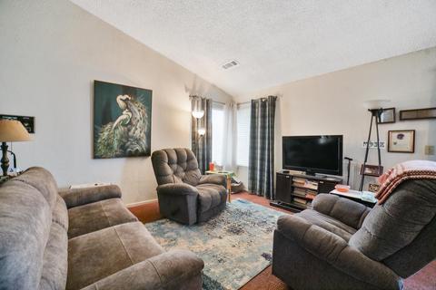 636 E Harold Ave, Visalia, CA 93292 photo 2