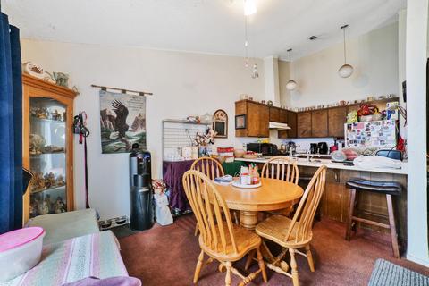 636 E Harold Ave, Visalia, CA 93292 photo 4