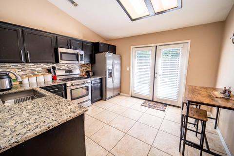 3640 S Pride Ct, Visalia, CA 93277 photo 4