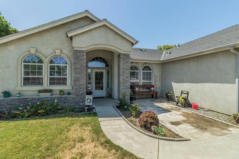 1409 Hawthorn St, Lemoore, CA 93245 photo 1