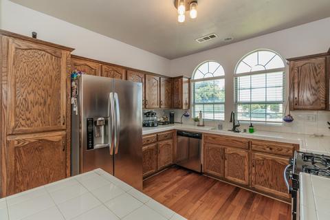 1409 Hawthorn St, Lemoore, CA 93245 photo 5