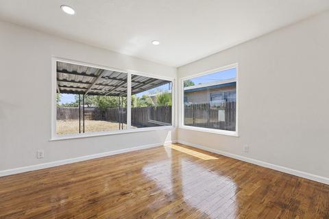 904 E Myrtle Ave, Visalia, CA 93292 photo 23