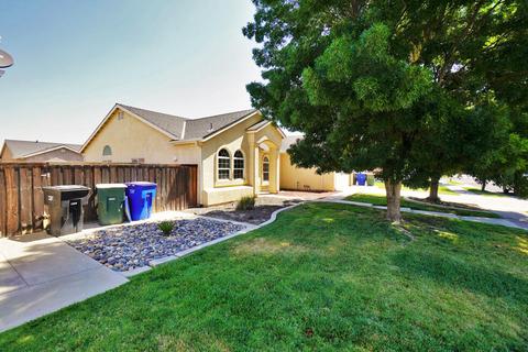 1588 Redbud St, Lemoore, CA 93245 photo 2