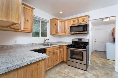 400 E 2nd St, Hanford, CA 93230 photo 5
